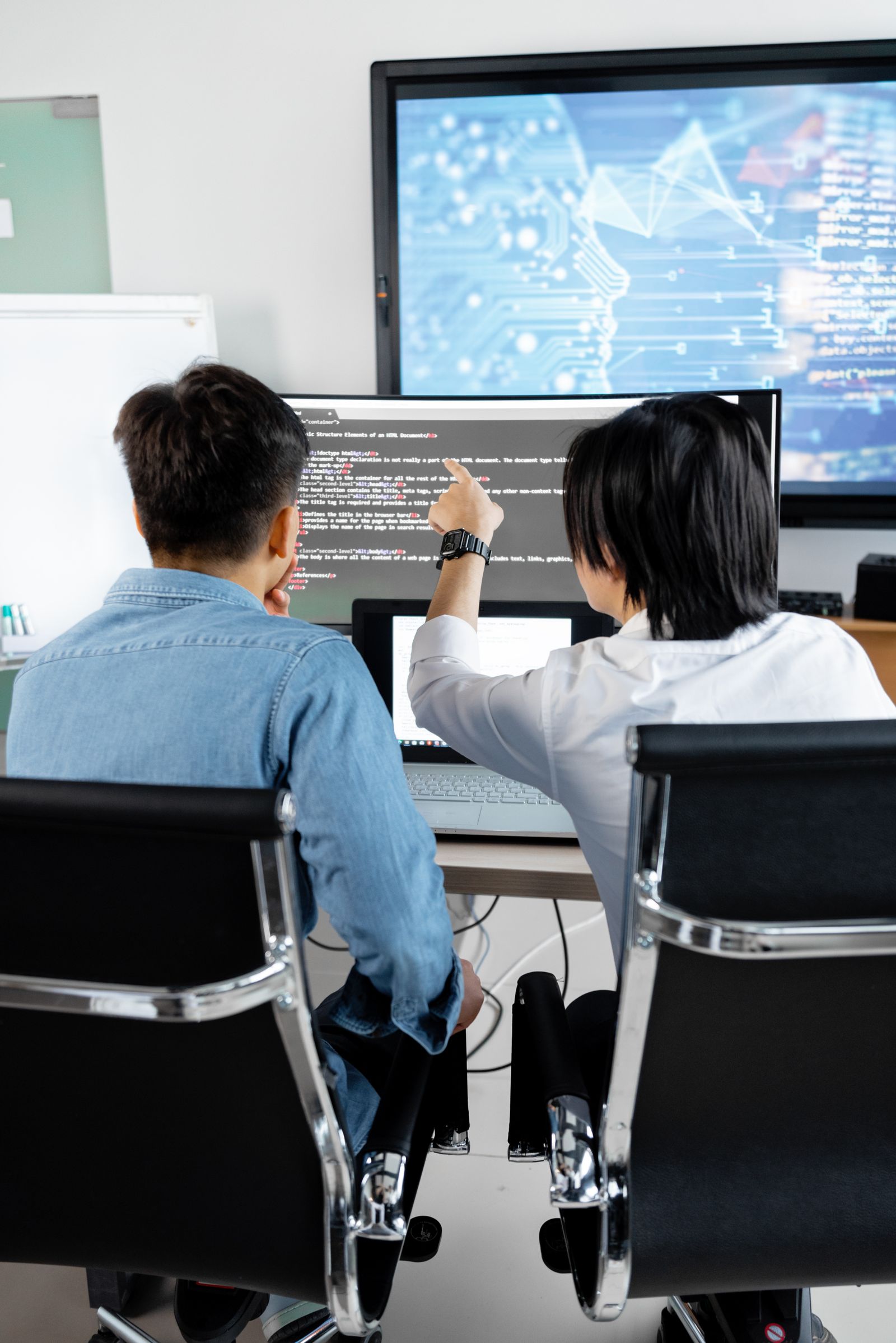 Equipo técnico colaborando frente a pantallas con datos y flujos de automatización
