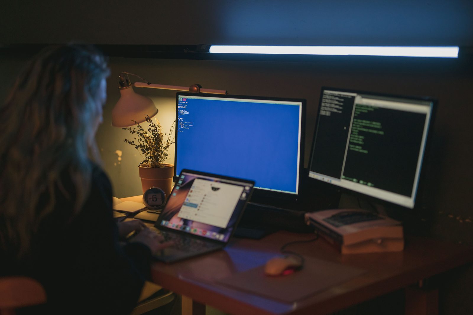 Ingeniero de datos frente a monitores con flujos y tableros de datos