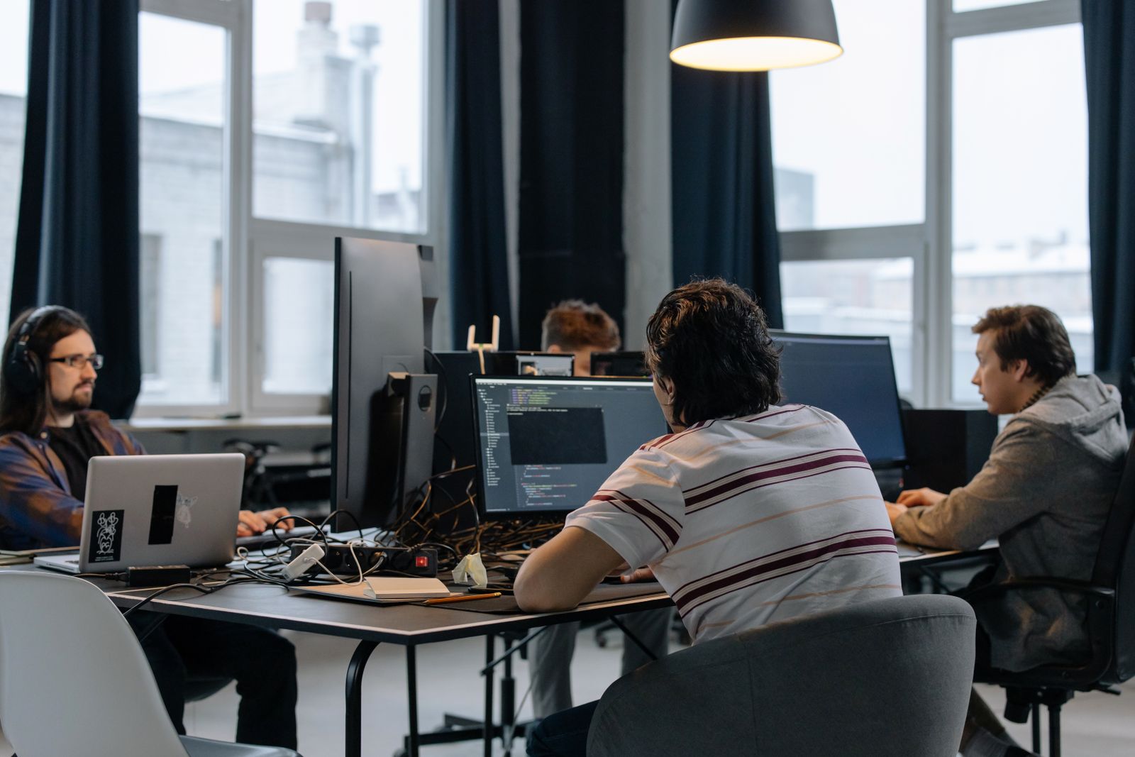 Desarrolladora trabajando en código en su computador